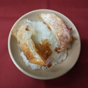 新じゃがバター炒めと焼き餃子丼